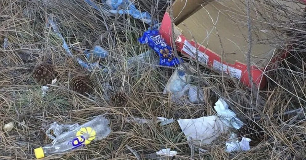 El ingreso al aeropuerto poco a poco se va convirtiendo en un basural