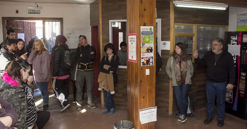 Estudiantes de la UNRN tomaron el edificio de Tacuarí