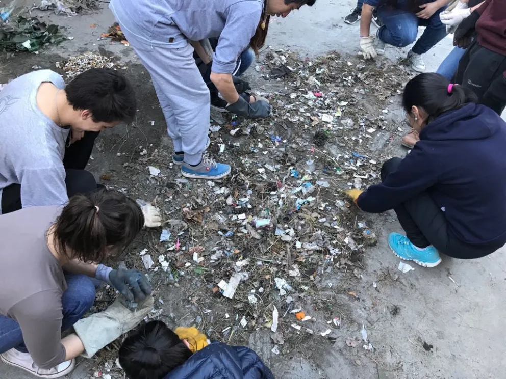 El CET 25 de Bariloche trabaja para limpiar la costa del Nahuel Huapi   