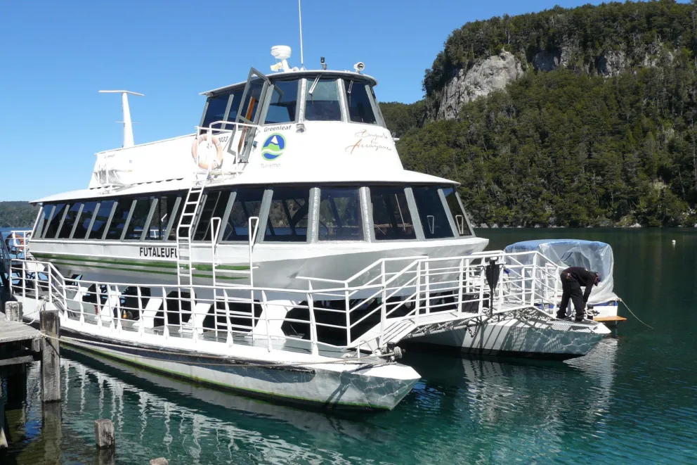 ¿Dónde tiran los efluentes cloacales los catamaranes que navegan el Nahuel Huapi?   