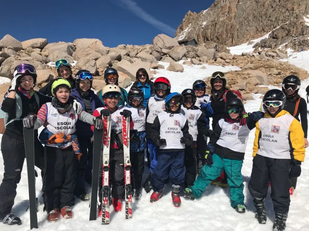 Con el Esquí Escolar, estudiantes conocen el cerro catedral y dominan la disciplina   