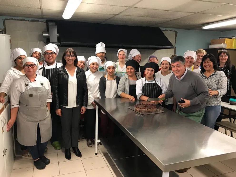 Los vecinos de Bariloche encuentran en la escuela 2 oficios que les cambian la vida   
