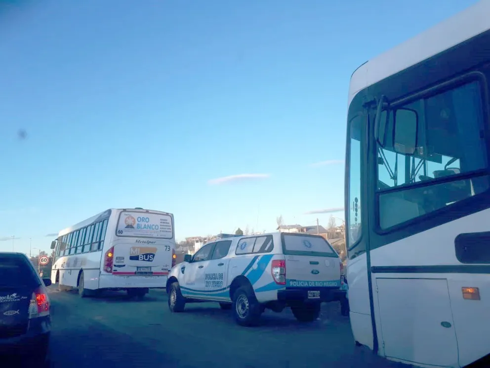 Un hombre se accidentó tras descender de un colectivo