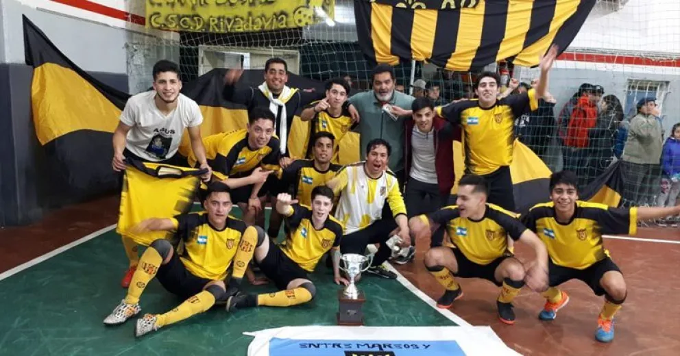 Campeón: Rivadavia tiñó de alegría amarilla y negra el gimnasio de Adeful