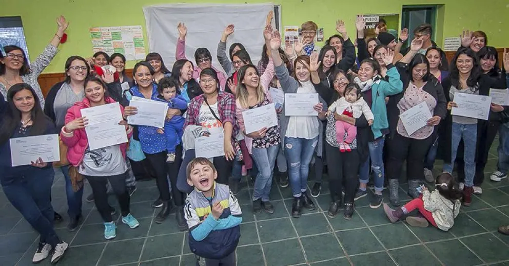 García Larraburu entregó certificados a las alumnas y alumnos de diferentes  talleres