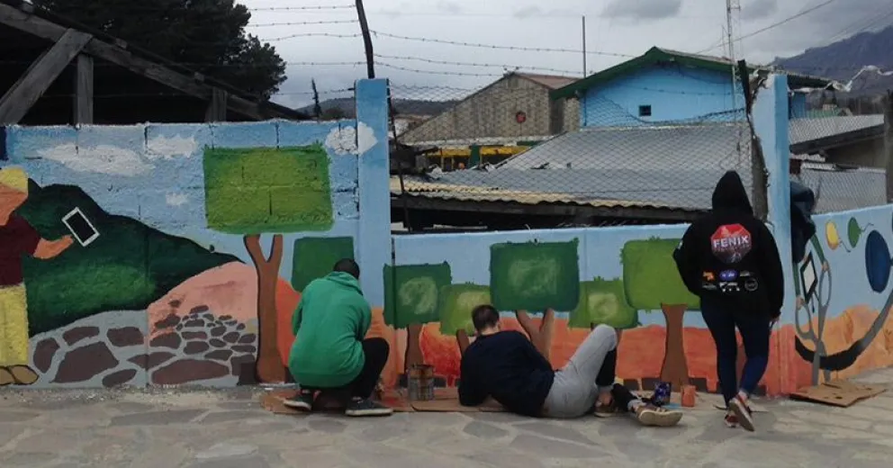 El mural del Semana de la Juventud ya se luce en Gallardo y Rivadavia