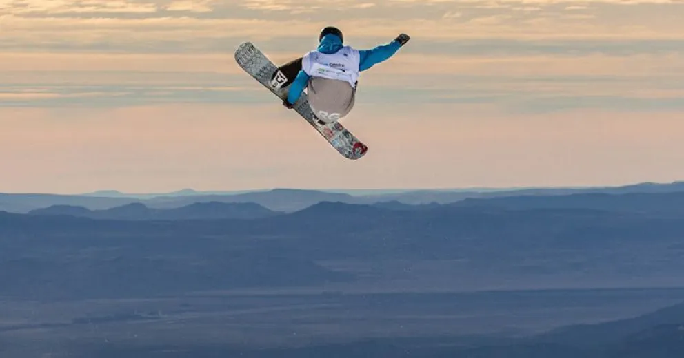 Primer lugar para el barilochense Matías Schmitt en la primera jornada de la Copa Sudamericana de Big Air el fin de semana pasado, en Catedral. (Foto editada de Tomás Popritkin)