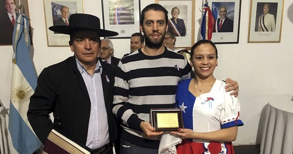 El Circulo Chileno Gabriela Mistral reconoció el mural realizado por alumno de la UNRN