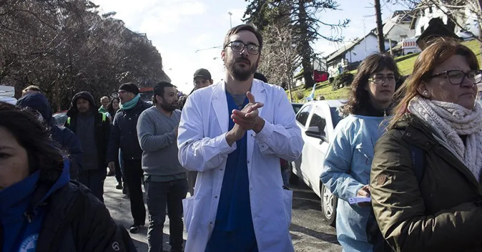 Abrazo simbólico al Hospital Ramón Carrillo y anuncio de paro por 36 horas