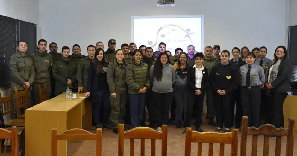 Comisaría de la Familia de Bariloche brindó capacitación al personal de Gendarmería Nacional