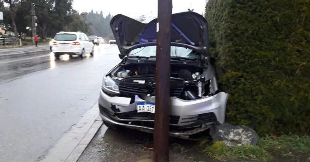 Perdió el control de su auto y chocó de frente contra un poste