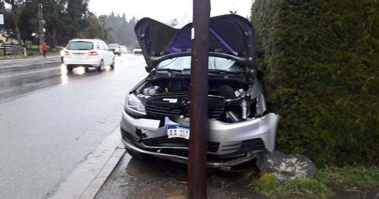 Perdió el control de su auto y chocó de frente contra un poste | Diario ...