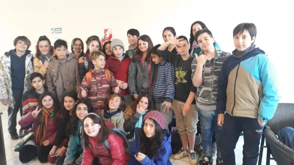 Alumnos y alumnas de la escuela 324 visitaron la redacción de El Cordillerano