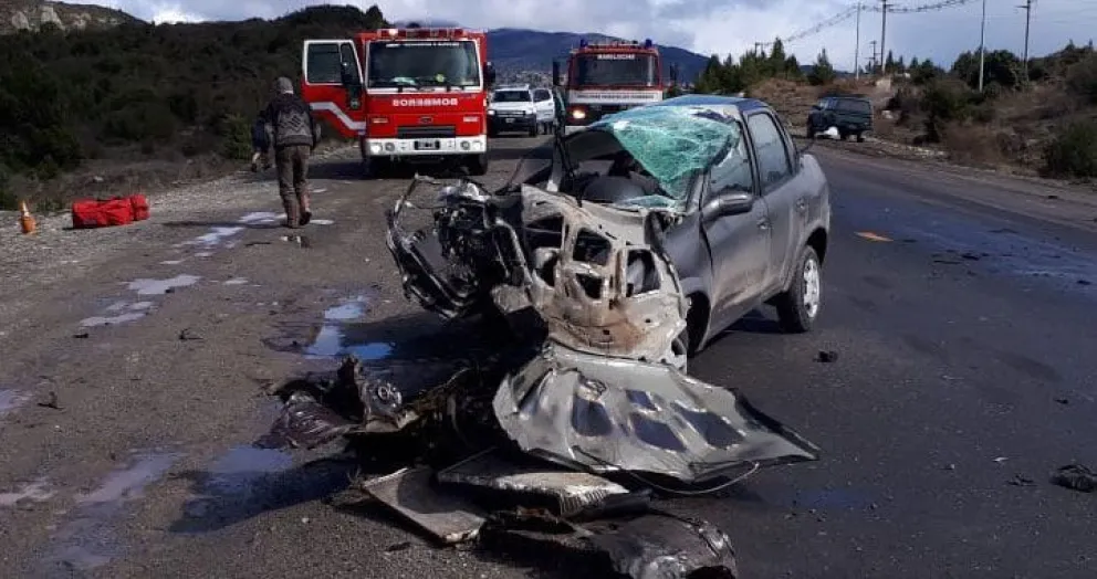 Impresionante choque entre un auto y un camión en circunvalación  