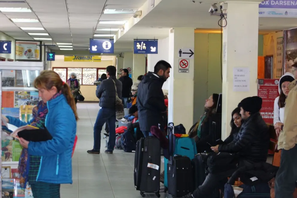 Perdió el micro a El Bolsón y rompió el vidrio de una empresa en la Terminal