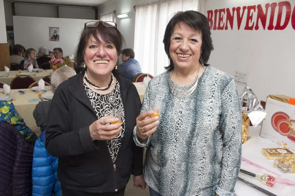 El Centro de Jubilados Bariloche festejó su día eligiendo rey y reina