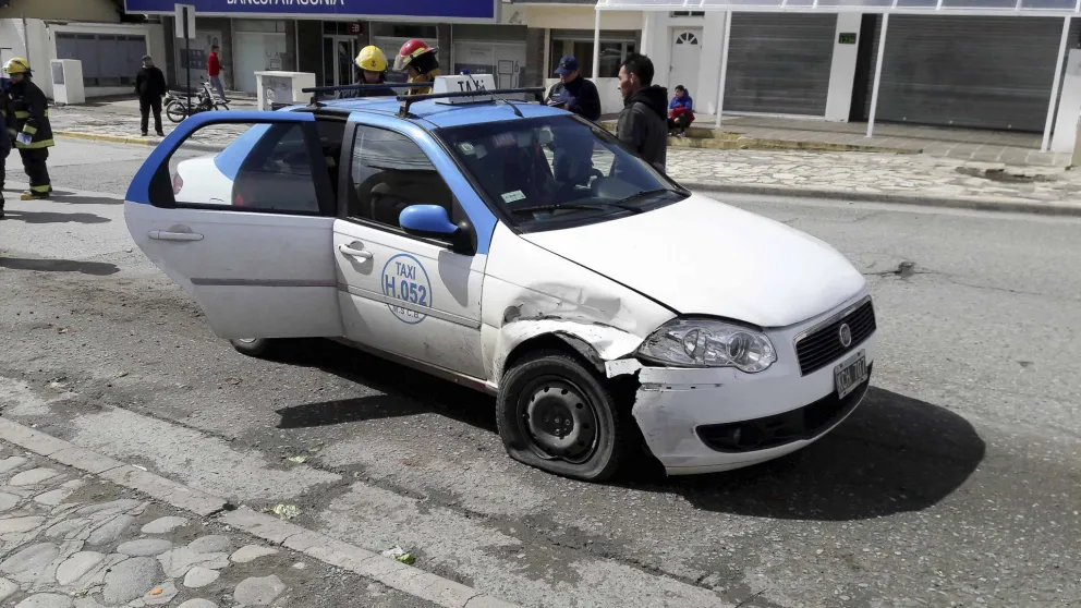 Un taxi colisionó contra otro vehículo