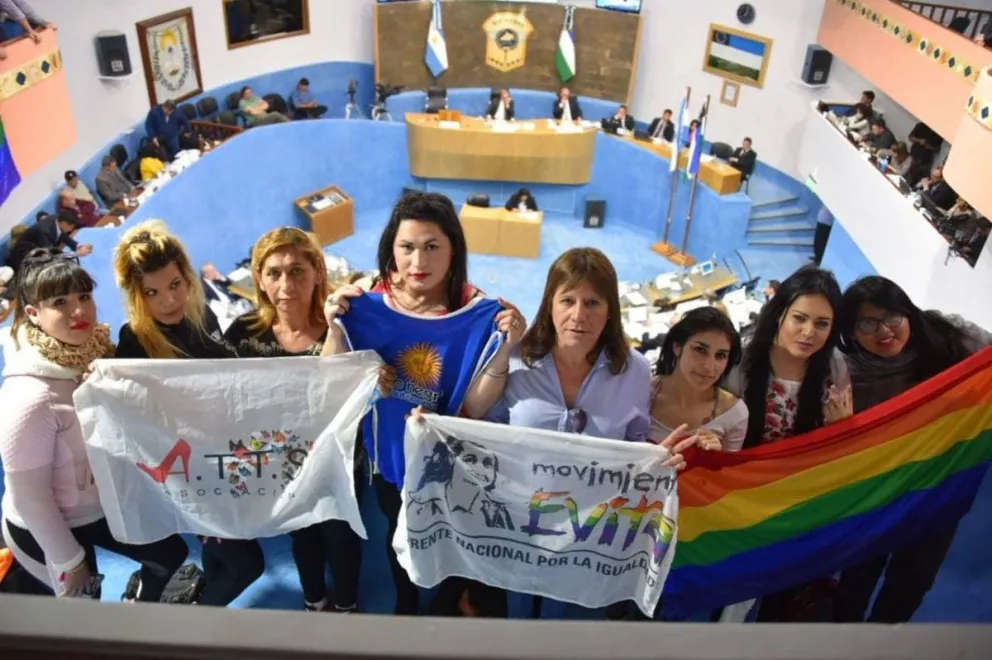 Aprueban cupo laboral trans para la administración pública