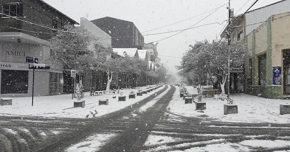 El mes de la primavera se despidió con una nevada