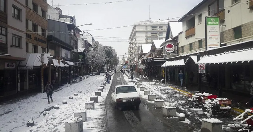 Piden transitar con extrema precaución ante la presencia de hielo en las calles