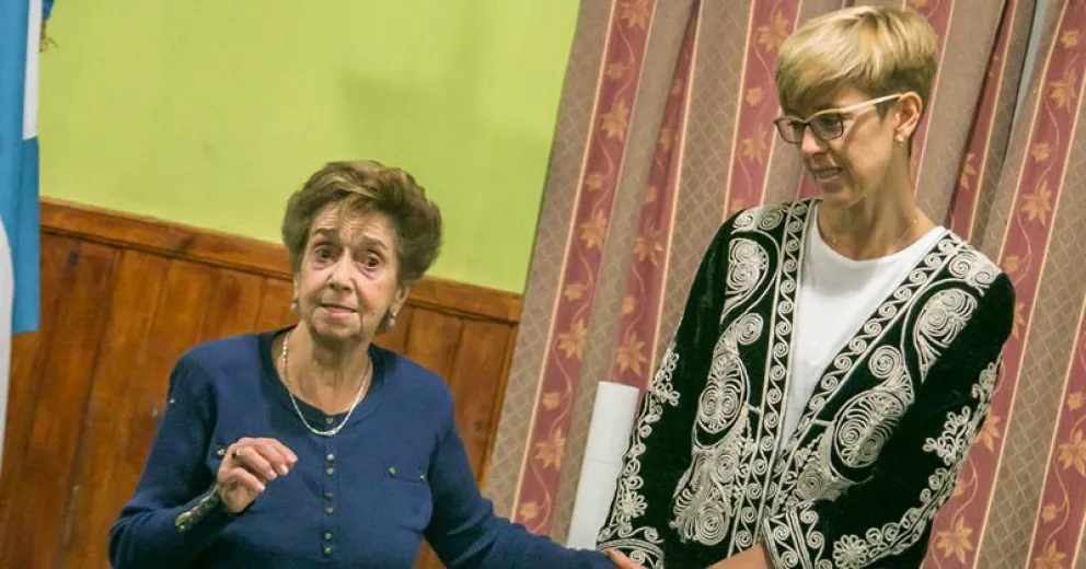 La senadora Silvina García Larraburu reconoció a Nelly Tezanos y al Gauchaje ballet