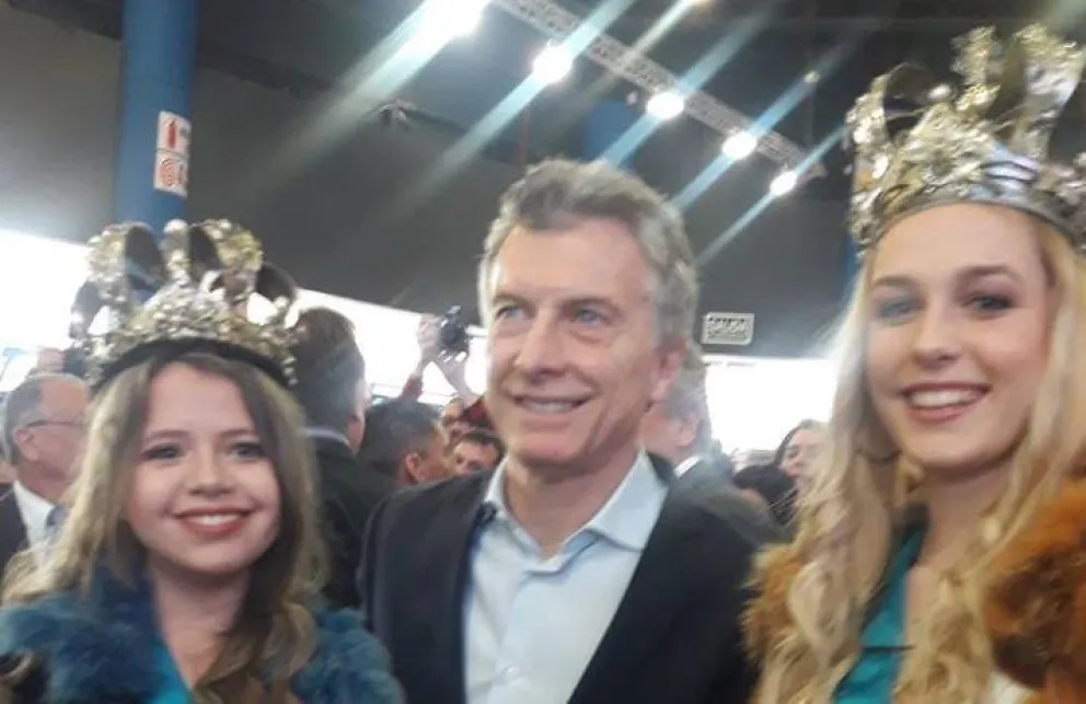 Macri pasó por la FIT y las embajadoras de la Nieve se fotografiaron con él