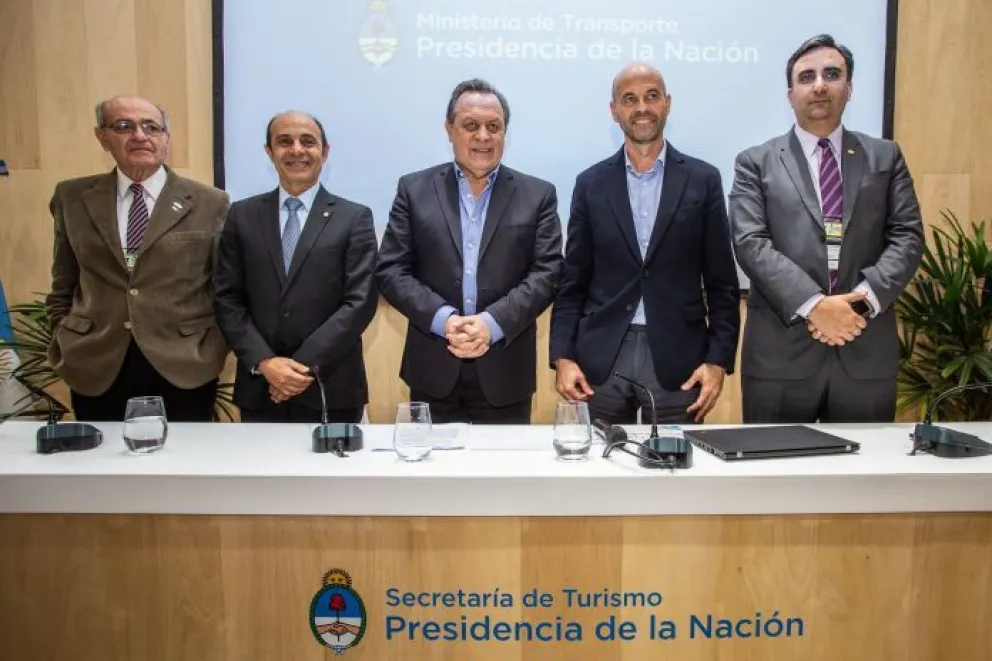 Santos y Dietrich anunciaron nuevas medidas para impulsar el transporte de turismo