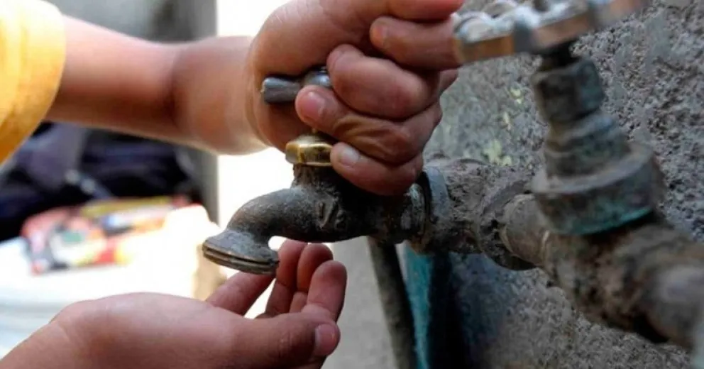 Cañería de agua dañada afecta barrios del oeste