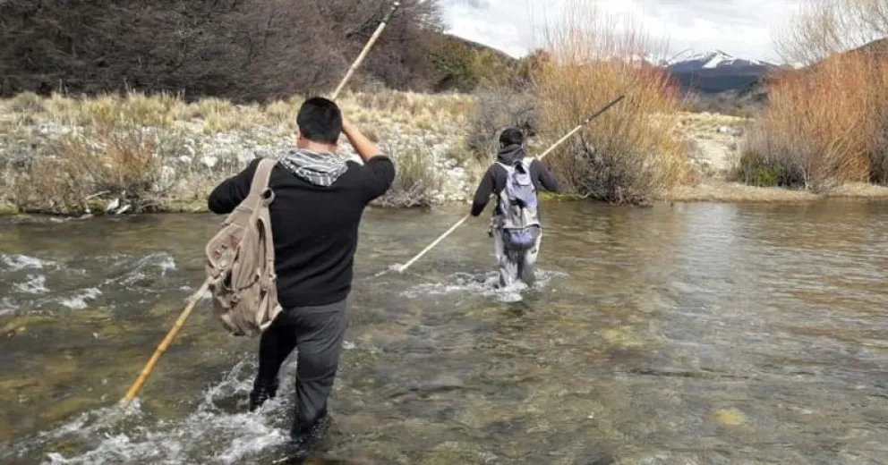 Sorprenden a dos hombres pescando en plena época de desove