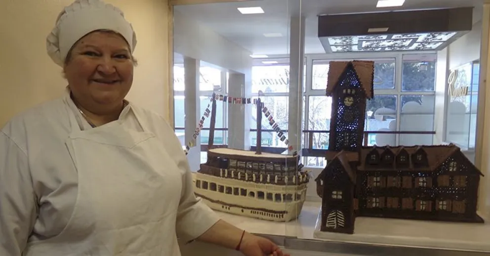 Cecilia Goye modela y pone colores creando esculturas de chocolate
