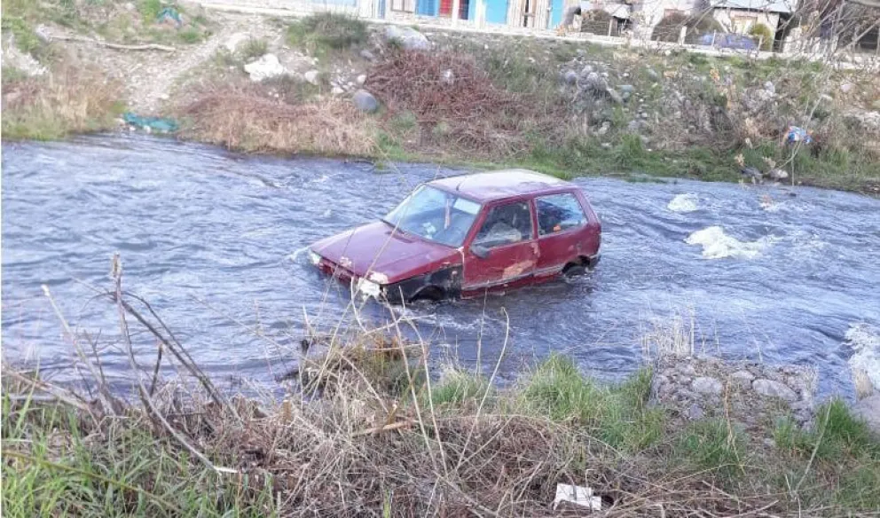 Un auto quedó sumergido en el Ñireco