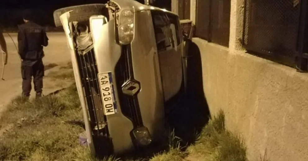 Volcó y quedó de costado contra un cerco