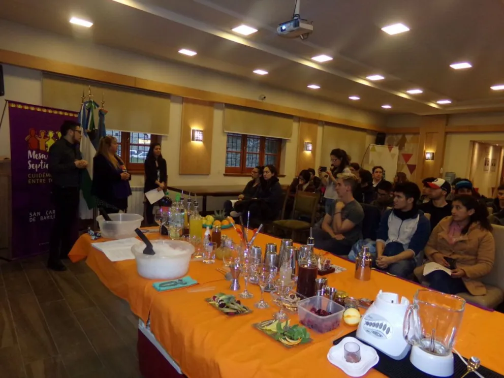 Brindaron charla y capacitación a los jóvenes que participarán del certamen de coctelería sin alcohol