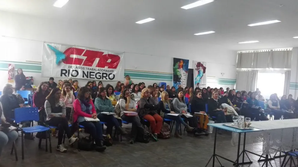 Brindaron capacitación sobre violencia intrafamiliar a la comunidad educativa