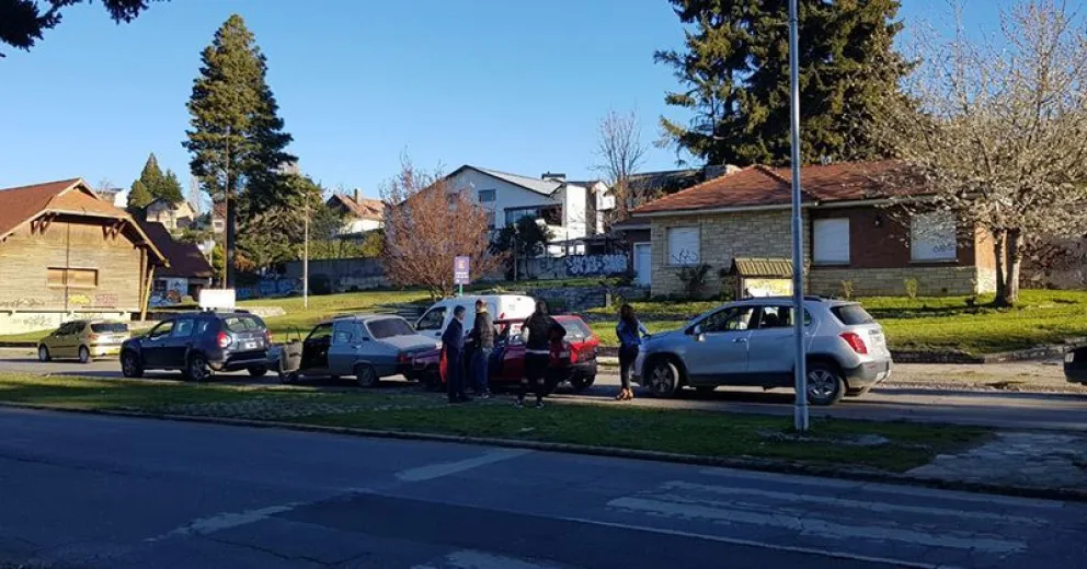 Cuatro vehículos chocaron en cadena y complicaron aún más el tránsito en Costanera