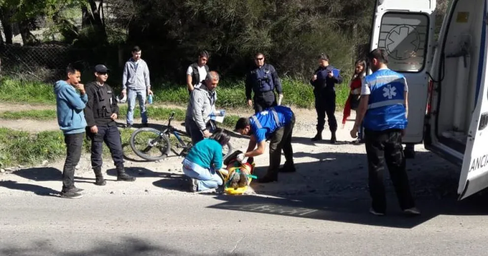 Dos jóvenes heridas al ser embestidas cuando circulaban en bicicleta