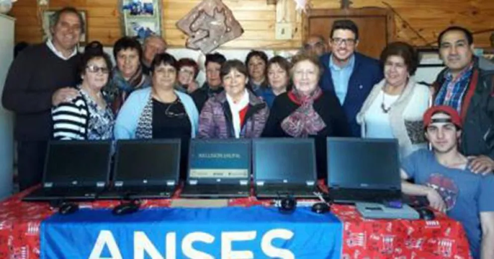 Capacitaron en informática a adultos mayores