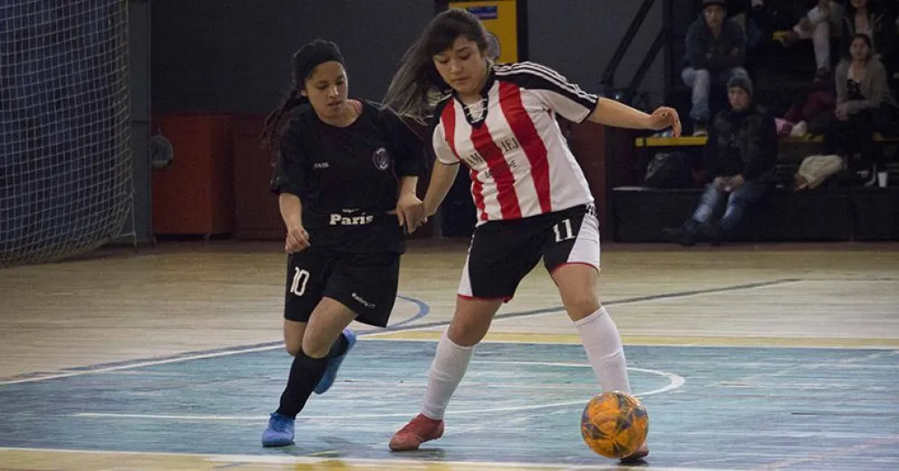 Pincharratas y Nuevo París. Las “Pincha” pasaron a la semifinal de la Copa de Oro.