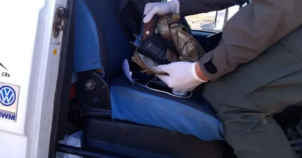 Detuvieron a dos hombres que transportaban armas de fuego