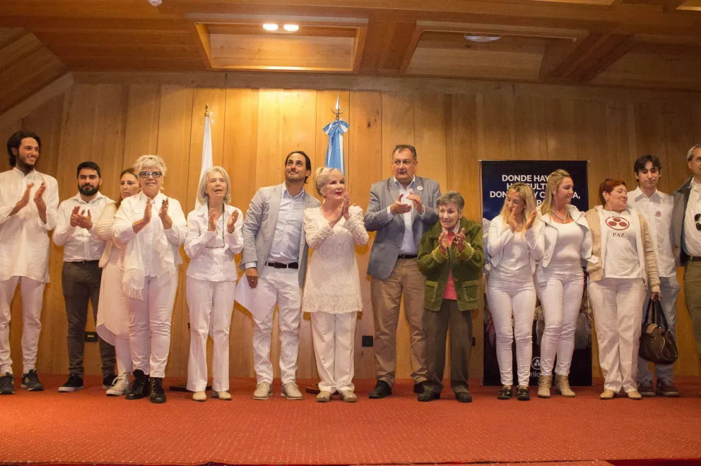 Se cumplieron dos años del primer izamiento de la Bandera de la Paz en Bariloche
