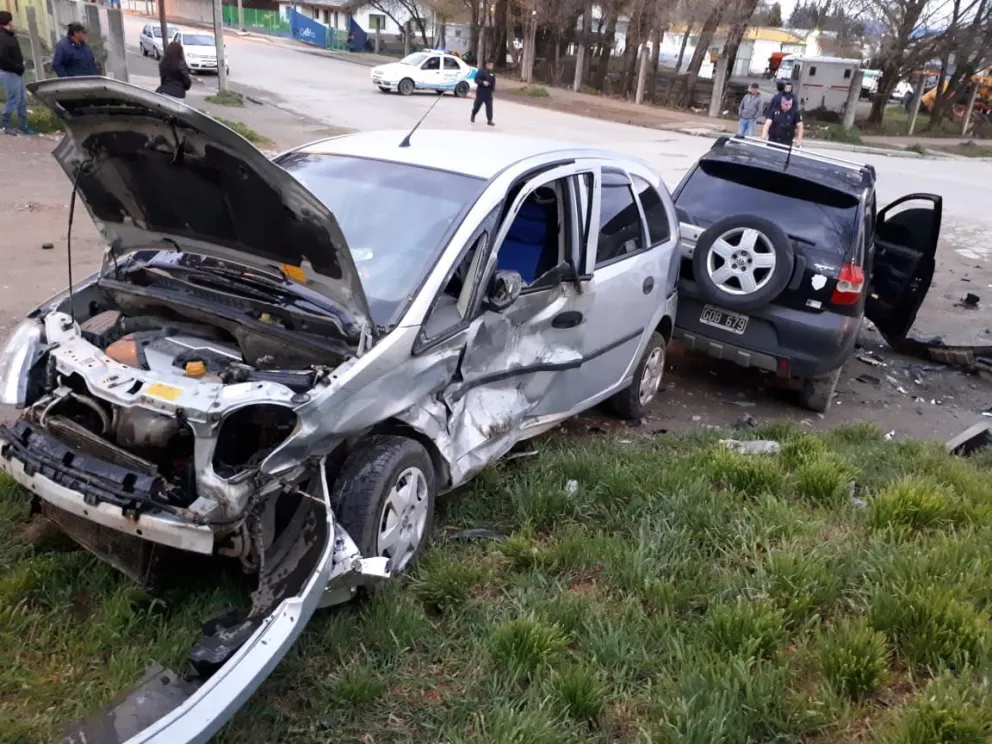 Pasado de alcohol, chocó y  después agredió al personal policial