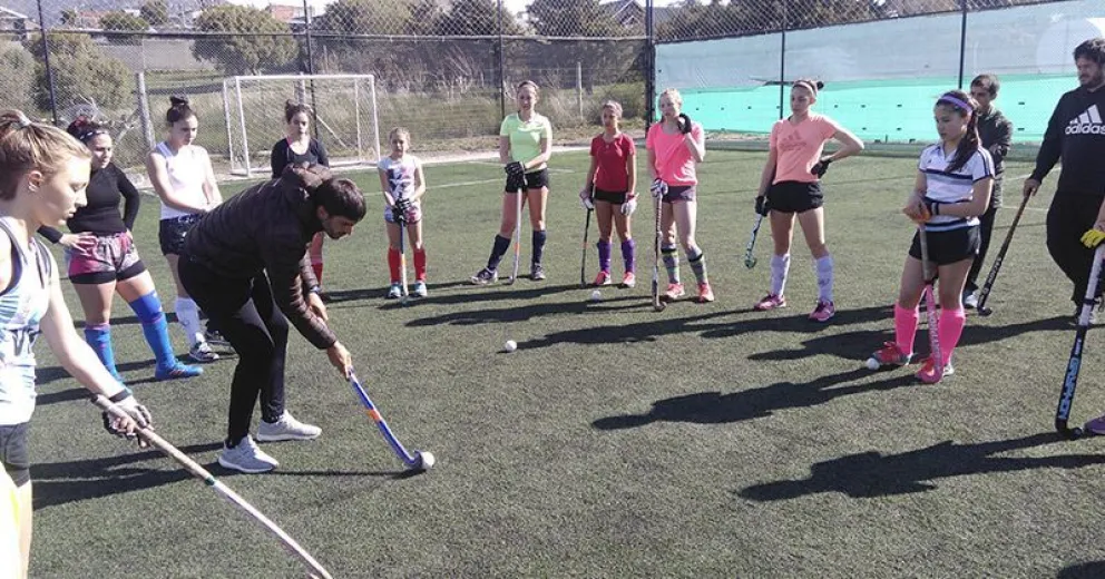 El técnico de Las Leonas: “Me encantaría que Bariloche pudiera tener su cancha outdoor, para todo el mundo”