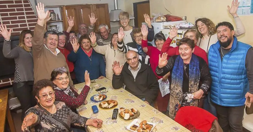 García Larraburu visitó el centro de abuelos Pin Hue