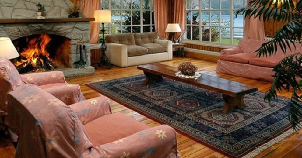 El ocaso de un alojamiento distintivo a orillas del lago Gutiérrez