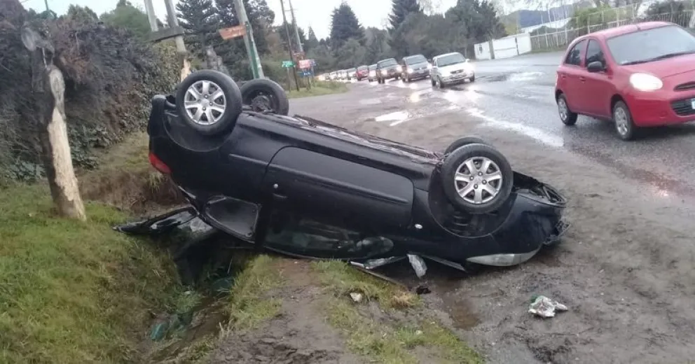 Bajo efectos del alcohol una mujer perdió el control de su auto y volcó en Bustillo