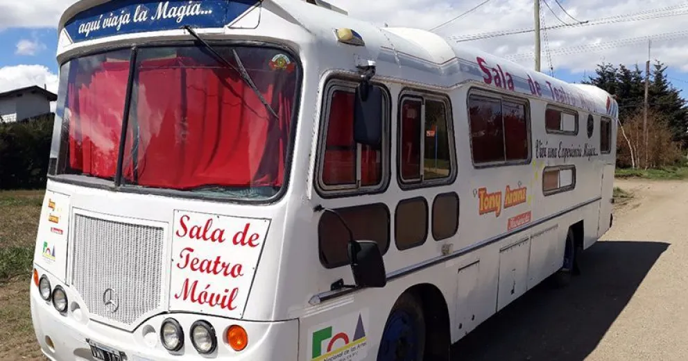 El Mago Tony finalizó la sala de teatro móvil y se alista para salir de gira
