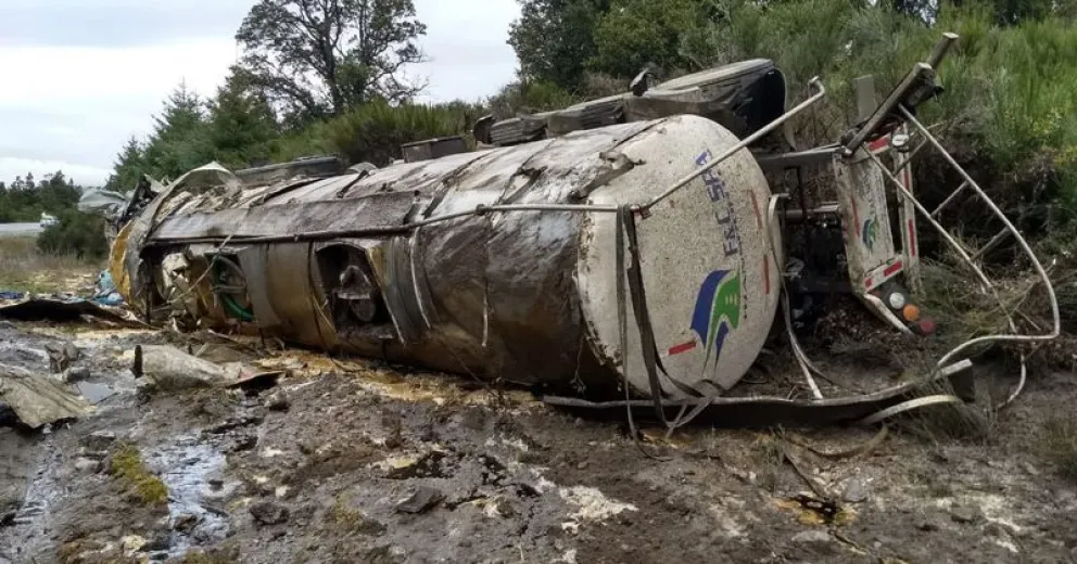 Camión volcó en la ruta 40 y derramó aceite comestible