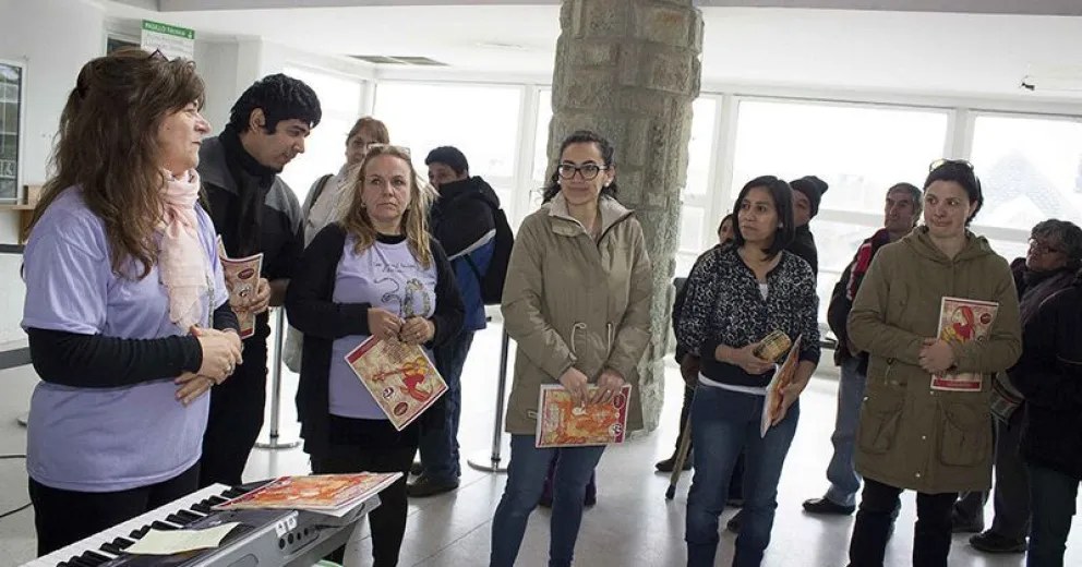 El coro Municipal cantó junto a la gente en el hall del hospital zonal