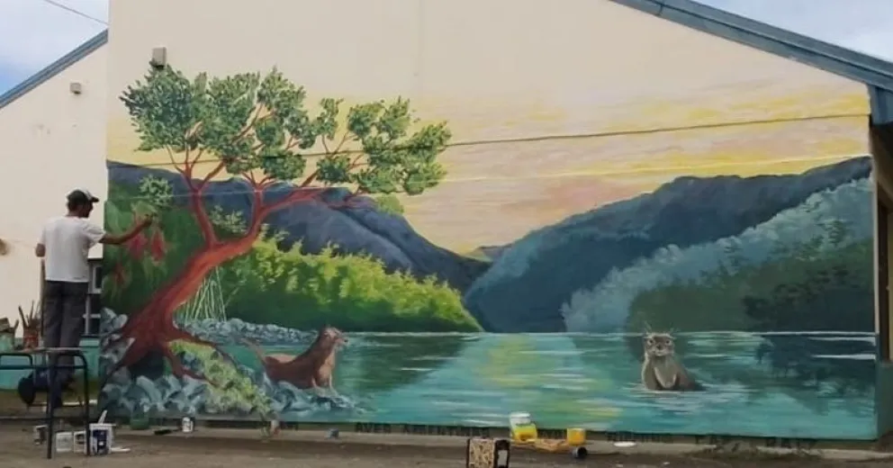 El huillín tiene su propio mural en la escuela Nº 44 de Puerto Moreno