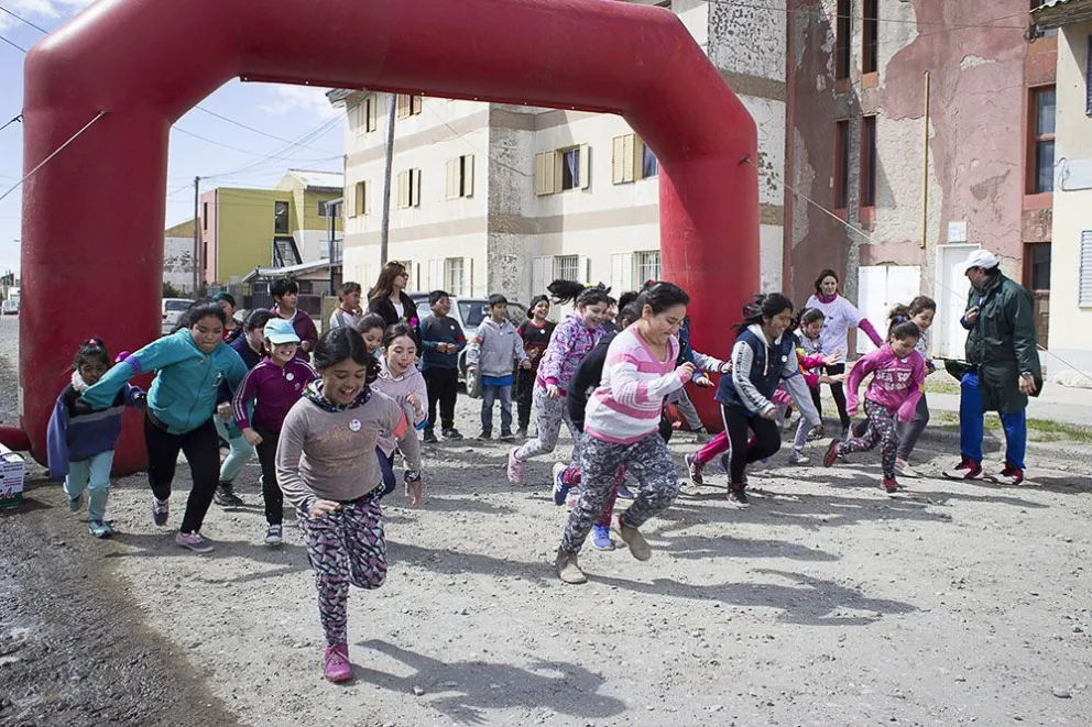 Grandes y chicos participaron de exitosa jornada saludable en la escuela 320